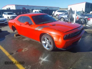 2009 Dodge Challenger R/T z VIN 2B3LJ54T09H594577, wystawiony jako IAAI lot #41877713 z przebiegiem 107 808 mil mil oraz . Historia ofert i sprzedaży dostępna na DreamBid. Obrazek 1.