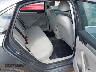2017 Volkswagen Passat S z VIN 1VWAT7A32HC085122, wystawiony jako IAAI lot #42204880 z przebiegiem 61 935 mil mil oraz . Historia ofert i sprzedaży dostępna na DreamBid. Obrazek 8.