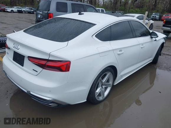 2022 Audi A5 Sportback S line Premium Plus z VIN WAUFACF57NA033636, wystawiony jako IAAI lot #41947545 z przebiegiem 75 797 mil mil oraz . Historia ofert i sprzedaży dostępna na DreamBid. Obrazek 4.