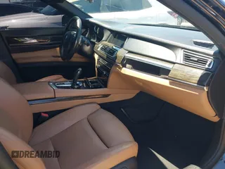 2014 BMW 7 Series ALPINA B7 z VIN WBAYE8C54ED134615, wystawiony jako IAAI lot #42197002 z przebiegiem 126 805 mil mil oraz . Historia ofert i sprzedaży dostępna na DreamBid. Obrazek 5.