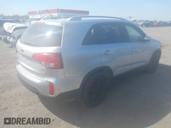 2014 Kia Sorento LX with VIN 5XYKT4A73EG492415, listed as a IAAI auction lot 41875320 with 189,293 mi miles and . Bid and sale history available at carsss.com. Image 4.