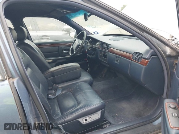 1998 Cadillac DeVille z VIN 1G6KD54Y9WU742735, wystawiony jako IAAI lot #41966100 z przebiegiem 182 803 mil mil oraz . Historia ofert i sprzedaży dostępna na DreamBid. Obrazek 5.