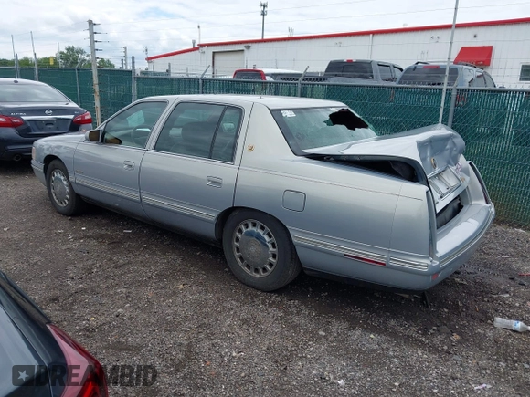 1998 Cadillac DeVille z VIN 1G6KD54Y7WU740871, wystawiony jako IAAI lot #42259686 z przebiegiem 124 542 mil mil oraz . Historia ofert i sprzedaży dostępna na DreamBid. Obrazek 3.