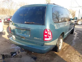 2000 Dodge Grand Caravan with VIN 2B4GP24G2YR761530, listed as a IAAI auction lot 41761127 with 200,000 mi miles and . Bid and sale history available at DreamBid. Image 4.