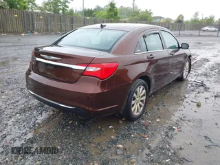 2013 Chrysler 200 Touring z VIN 1C3CCBBG1DN569415, wystawiony jako IAAI lot #42212670 z przebiegiem 125 959 mil mil oraz . Historia ofert i sprzedaży dostępna na DreamBid. Obrazek 4.