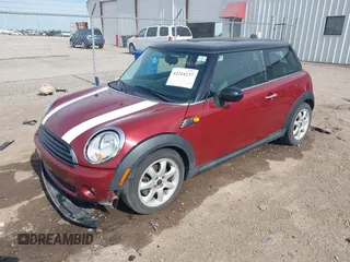 2009 MINI Hardtop z VIN WMWMF33579TW73000, wystawiony jako IAAI lot #42244237 z przebiegiem 108 332 mil mil oraz . Historia ofert i sprzedaży dostępna na DreamBid. Obrazek 2.