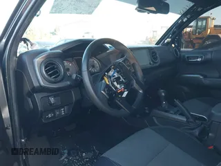 2022 Toyota Tacoma SR z VIN 3TMCZ5AN1NM531884, wystawiony jako IAAI lot #42257444 z przebiegiem Nie podano mil oraz . Historia ofert i sprzedaży dostępna na DreamBid. Obrazek 17.