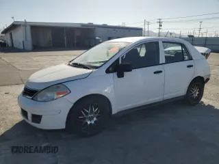 2009 Nissan Versa 1.6 z VIN 3N1CC11E79L480660, wystawiony jako Copart lot #57874015 z przebiegiem 189 251 mil mil oraz Szkoda całkowita • Salvage title. Historia ofert i sprzedaży dostępna na DreamBid. Obrazek 1.