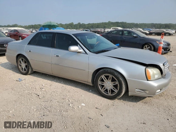 2004 Cadillac DeVille DTS z VIN 1G6KF57984U188454, wystawiony jako Copart lot #62397494 z przebiegiem 142 060 mil mil oraz Szkoda całkowita • Salvage title. Historia ofert i sprzedaży dostępna na DreamBid. Obrazek 4.