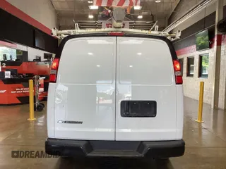 2017 Chevrolet Express Cargo z VIN 1GCWGBFF2H1177944, wystawiony jako IAAI lot #42596518 z przebiegiem 138 429 mil mil oraz . Historia ofert i sprzedaży dostępna na DreamBid. Obrazek 21.