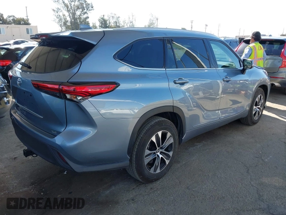 2022 Toyota Highlander XLE z VIN 5TDHZRAH1NS121058, wystawiony jako IAAI lot #41992011 z przebiegiem 40 181 mil mil oraz . Historia ofert i sprzedaży dostępna na DreamBid. Obrazek 4.