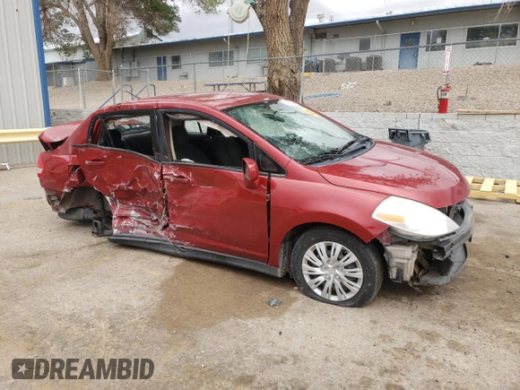 2011 Nissan Versa S z VIN 3N1BC1AP7BL463683, wystawiony jako Copart lot #57784065 z przebiegiem 110 937 mil mil oraz Szkoda całkowita • Salvage title. Historia ofert i sprzedaży dostępna na DreamBid. Obrazek 4.