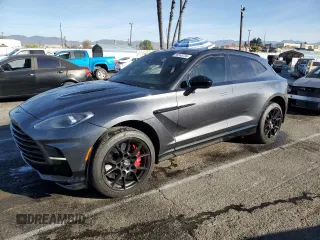 2023 Aston Martin DBX 707 z VIN SD7VUJBW6PTV07155, wystawiony jako Copart lot #85346734 z przebiegiem 6819 mil mil oraz Szkody całkowita. Historia ofert i sprzedaży dostępna na DreamBid. Obrazek 1.