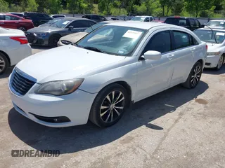 2014 Chrysler 200 Touring z VIN 1C3CCBBB6EN175625, wystawiony jako IAAI lot #42275517 z przebiegiem 119 125 mil mil oraz . Historia ofert i sprzedaży dostępna na DreamBid. Obrazek 2.