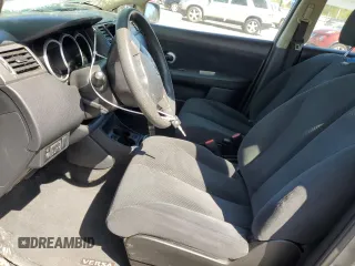 2011 Nissan Versa S z VIN 3N1BC1CP5BL516779, wystawiony jako Copart lot #52226775 z przebiegiem 176 384 mil mil oraz Tytuł czysty. Historia ofert i sprzedaży dostępna na DreamBid. Obrazek 7.