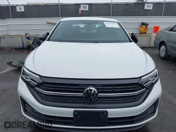 2024 Volkswagen Jetta Sport z VIN 3VWBM7BU9RM070948, wystawiony jako IAAI lot #41897872 z przebiegiem 7 521 mil mil oraz . Historia ofert i sprzedaży dostępna na DreamBid. Obrazek 12.