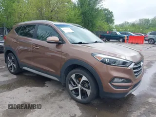 2017 Hyundai Tucson Value z VIN KM8J33A29HU389413, wystawiony jako IAAI lot #42098242 z przebiegiem 98 738 mil mil oraz . Historia ofert i sprzedaży dostępna na DreamBid. Obrazek 1.
