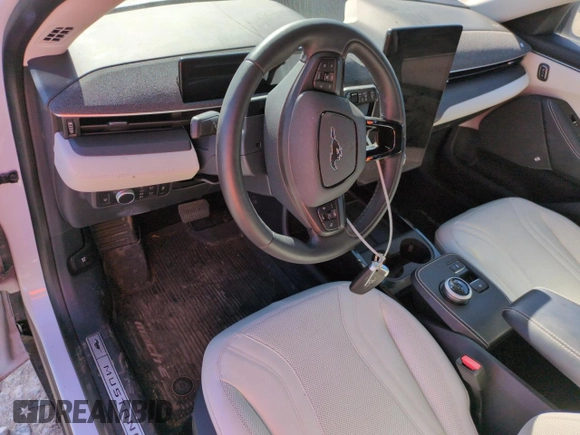2021 Ford Mustang Mach-E Premium z VIN 3FMTK3SU9MMA45025, wystawiony jako Copart lot #54931025 z przebiegiem 18 113 mil mil oraz Szkoda całkowita • Salvage title. Historia ofert i sprzedaży dostępna na DreamBid. Obrazek 8.