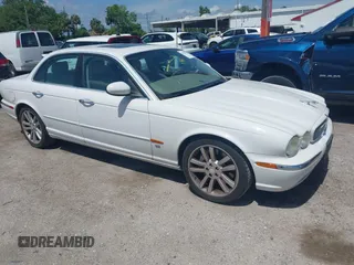 2004 Jaguar XJ R z VIN SAJWA73BX4TG14270, wystawiony jako IAAI lot #41905325 z przebiegiem 104 908 mil mil oraz . Historia ofert i sprzedaży dostępna na DreamBid. Obrazek 1.