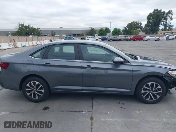 2024 Volkswagen Jetta S z VIN 3VW5M7BUXRM043609, wystawiony jako IAAI lot #42801058 z przebiegiem 26 943 mil mil oraz . Historia ofert i sprzedaży dostępna na DreamBid. Obrazek 14.