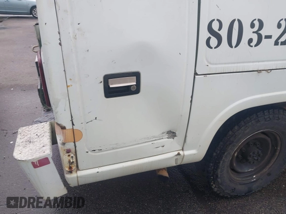 2000 GMC Sierra 3500 z VIN 1GDGC34R1YF451961, wystawiony jako IAAI lot #42246911 z przebiegiem 192 926 mil mil oraz . Historia ofert i sprzedaży dostępna na DreamBid. Obrazek 6.