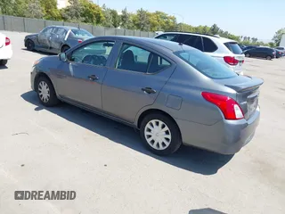 2016 Nissan Versa S z VIN 3N1CN7AP1GL910226, wystawiony jako IAAI lot #42544603 z przebiegiem 128 501 mil mil oraz . Historia ofert i sprzedaży dostępna na DreamBid. Obrazek 3.