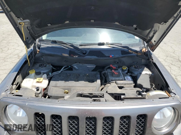 2013 Jeep Patriot Limited z VIN 1C4NJPCB7DD174669, wystawiony jako Copart lot #59312675 z przebiegiem 91 942 mil mil oraz Czysty tytuł • Clean title. Historia ofert i sprzedaży dostępna na DreamBid. Obrazek 12.