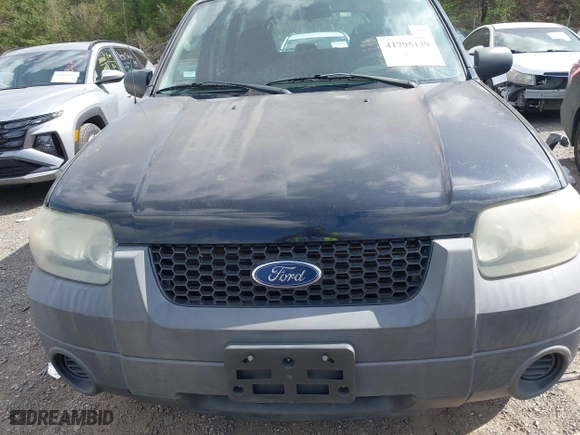 2007 Ford Escape XLS with VIN 1FMYU02Z47KA61994, listed as a IAAI auction lot 41795139 with 128,846 mi miles. Bid and sale history available at carsss.com. Image 6.