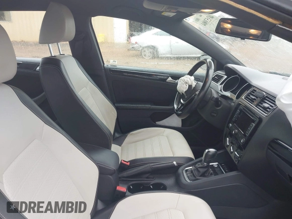 2015 Volkswagen Jetta SE z VIN 3VWD17AJ1FM225271, wystawiony jako IAAI lot #40353904 z przebiegiem 83 317 mil mil oraz . Historia ofert i sprzedaży dostępna na DreamBid. Obrazek 5.