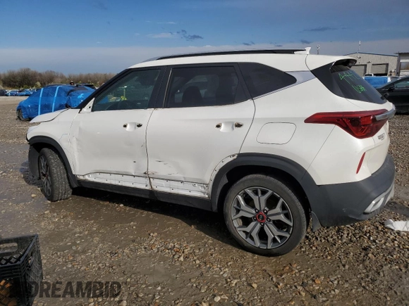 2021 Kia Seltos SX z VIN KNDETCA28M7141605, wystawiony jako Copart lot #48592005 z przebiegiem 64 088 mil mil oraz Szkoda całkowita • Salvage title. Historia ofert i sprzedaży dostępna na DreamBid. Obrazek 2.