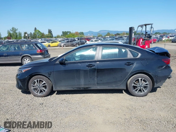 2024 Kia Forte LXS z VIN 3KPF24AD6RE826949, wystawiony jako IAAI lot #42078753 z przebiegiem 13 679 mil mil oraz . Historia ofert i sprzedaży dostępna na DreamBid. Obrazek 14.