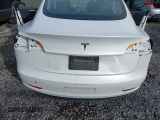 2023 Tesla Model 3 z VIN 5YJ3E1EAXPF543227, wystawiony jako IAAI lot #41150158 z przebiegiem 19 782 mil mil oraz . Historia ofert i sprzedaży dostępna na DreamBid. Obrazek 6.