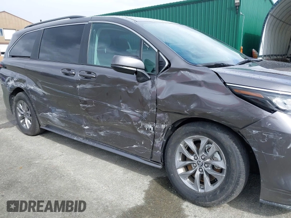 2024 Toyota Sienna LE with VIN 5TDKSKFC6RS140774, listed as a IAAI auction lot 41991677 with 5,433 mi miles. Bid and sale history available at carsss.com. Image 6.