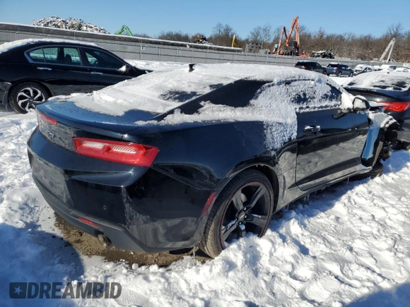 2017 Chevrolet Camaro 2LT z VIN 1G1FD1RS4H0103516, wystawiony jako Copart lot #88882215 z przebiegiem 57 886 mil mil oraz Szkoda całkowita • Salvage title. Historia ofert i sprzedaży dostępna na DreamBid. Obrazek 3.