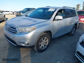 2011 Toyota Highlander with VIN 5TDZK3EH3BS037657, listed as a IAAI auction lot 41270390 with 262,060 mi miles. Bid and sale history available at carsss.com. Image 19.