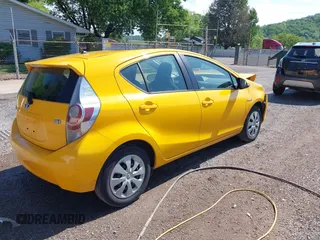 2014 Toyota Prius One z VIN JTDKDTB31E1066984, wystawiony jako IAAI lot #42261574 z przebiegiem 163 378 mil mil oraz . Historia ofert i sprzedaży dostępna na DreamBid. Obrazek 4.