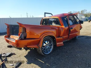 2000 GMC Sonoma SLS 1SR with VIN 1GTCS1956Y8235883, listed as a IAAI auction lot 41304847 with Not Provided miles and . Bid and sale history available at DreamBid. Image 4.