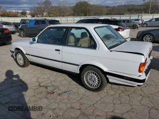 1990 BMW 3 Series z VIN WBAAA2311LAE72952, wystawiony jako Copart lot #81893934 z przebiegiem 149 847 mil mil oraz Szkoda całkowita • Salvage title. Historia ofert i sprzedaży dostępna na DreamBid. Obrazek 2.