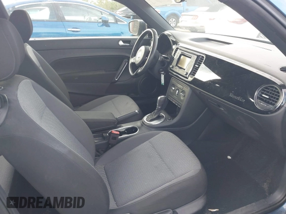 2018 Volkswagen Beetle S z VIN 3VWFD7AT5JM710121, wystawiony jako IAAI lot #41264655 z przebiegiem 37 871 mil mil oraz . Historia ofert i sprzedaży dostępna na DreamBid. Obrazek 5.
