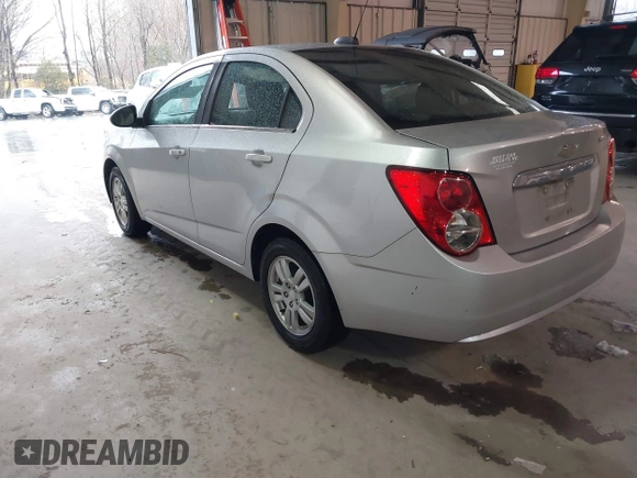 2016 Chevrolet Sonic LT z VIN 1G1JC5SH0G4138189, wystawiony jako IAAI lot #41732801 z przebiegiem 160 903 mil mil oraz . Historia ofert i sprzedaży dostępna na DreamBid. Obrazek 3.