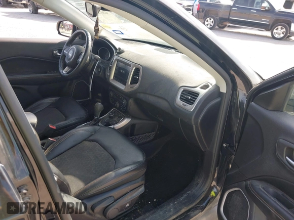 2018 Jeep Compass Latitude z VIN 3C4NJDBBXJT155149, wystawiony jako IAAI lot #42010672 z przebiegiem 81 784 mil mil oraz . Historia ofert i sprzedaży dostępna na DreamBid. Obrazek 5.
