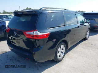 2015 Toyota Sienna LE AAS z VIN 5TDKK3DC0FS613377, wystawiony jako IAAI lot #42214127 z przebiegiem 135 836 mil mil oraz . Historia ofert i sprzedaży dostępna na DreamBid. Obrazek 4.
