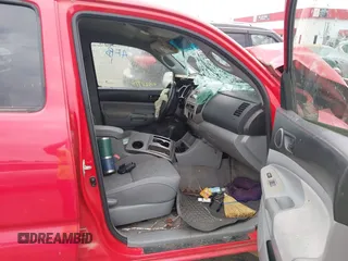 2006 Toyota Tacoma z VIN 5TELU42N66Z311166, wystawiony jako IAAI lot #41520995 z przebiegiem Nie podano mil oraz . Historia ofert i sprzedaży dostępna na DreamBid. Obrazek 5.