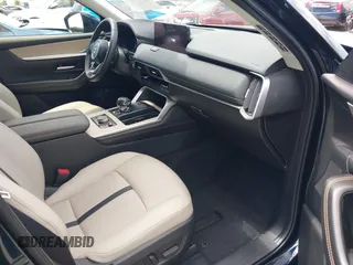 2025 Mazda CX-90 Preferred z VIN JM3KKBHD7S1200318, wystawiony jako IAAI lot #42045306 z przebiegiem 4 886 mil mil oraz . Historia ofert i sprzedaży dostępna na DreamBid. Obrazek 5.