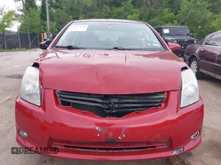 2010 Nissan Sentra S z VIN 3N1AB6AP9AL642303, wystawiony jako IAAI lot #42452652 z przebiegiem 130 486 mil mil oraz . Historia ofert i sprzedaży dostępna na DreamBid. Obrazek 6.