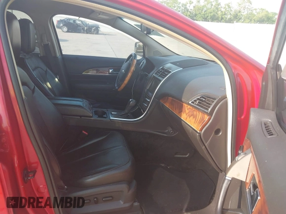 2011 Lincoln MKX z VIN 2LMDJ6JKXBBJ00173, wystawiony jako IAAI lot #42303362 z przebiegiem 156 965 mil mil oraz . Historia ofert i sprzedaży dostępna na DreamBid. Obrazek 5.