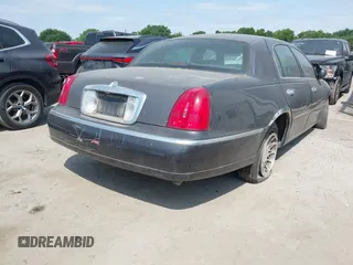 2001 Lincoln Town Car Signature z VIN 1LNHM82W11Y695417, wystawiony jako IAAI lot #42041548 z przebiegiem 117 392 mil mil oraz . Historia ofert i sprzedaży dostępna na DreamBid. Obrazek 4.