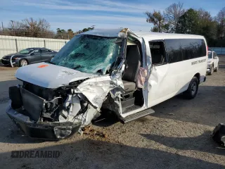 2023 Chevrolet Express Passenger LS z VIN 1GAZGNFP3P1203207, wystawiony jako Copart lot #88967425 z przebiegiem Nie podano mil oraz Szkoda całkowita • Salvage title. Historia ofert i sprzedaży dostępna na DreamBid. Obrazek 1.