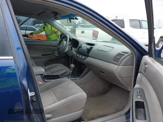 2005 Toyota Camry STD z VIN 4T1BE32K55U084967, wystawiony jako IAAI lot #42138311 z przebiegiem 272 779 mil mil oraz . Historia ofert i sprzedaży dostępna na DreamBid. Obrazek 5.
