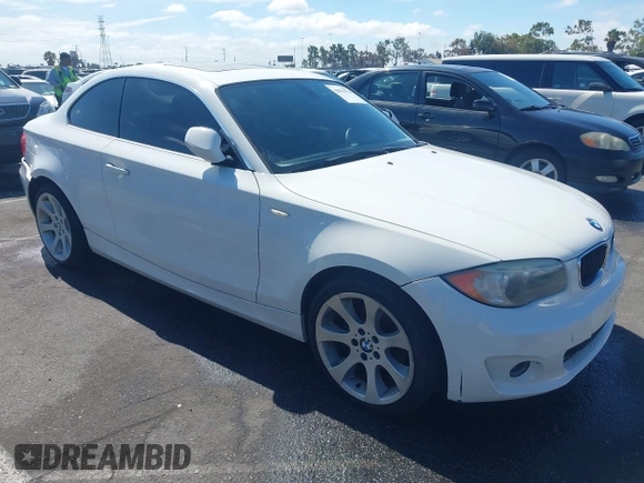 2012 BMW 1 Series 128i z VIN WBAUP9C51CVL91561, wystawiony jako IAAI lot #42831576 z przebiegiem 111 789 mil mil oraz . Historia ofert i sprzedaży dostępna na DreamBid. Obrazek 1.